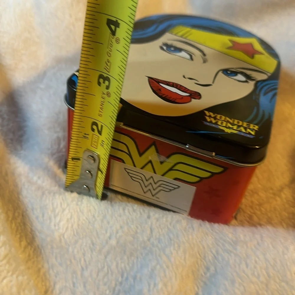 Wonder Woman Tin / new has handle and front opens see pics